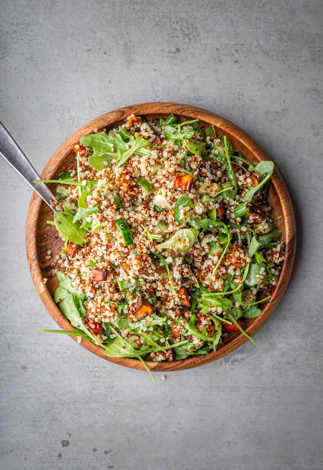 Einfacher Quinoa Salat mit Ofenkürbis und Rucola (vegan)