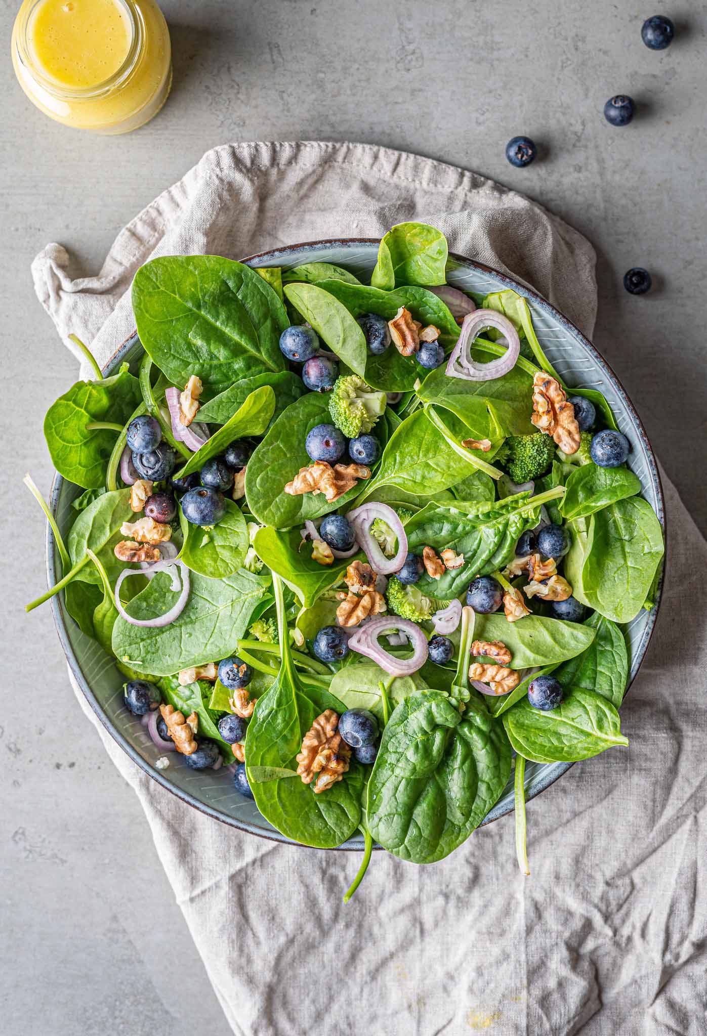 Spinatsalat mit Walnüssen und Blaubeeren – Superfood-Salat